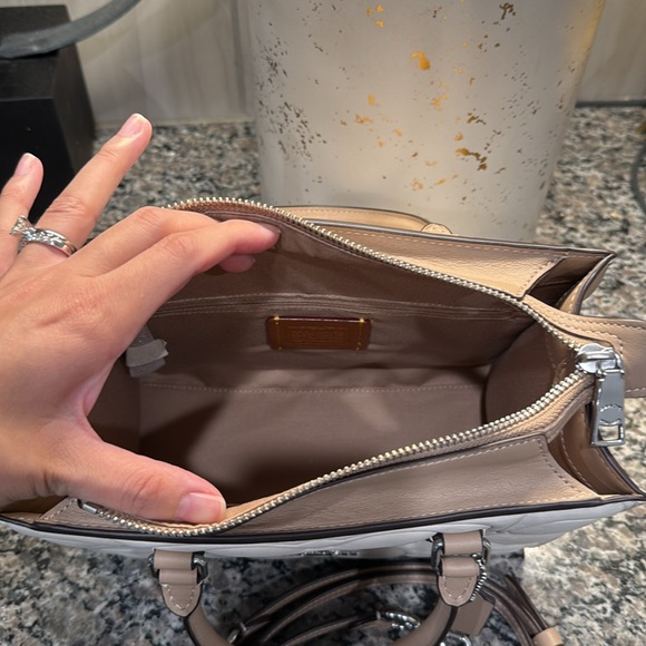 Maggie Small Tote Bag In Blocked Signature Leather Chalk/Tan - Picture 9 of 14